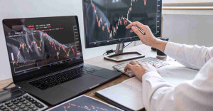 Inversor revisando liquidez de un ETF en su plataforma