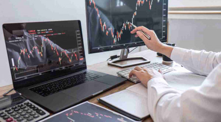 Inversor revisando liquidez de un ETF en su plataforma